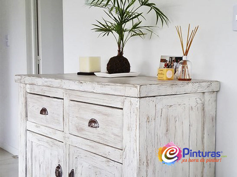 PIntar a la tiza con dos colores sobre muebles
