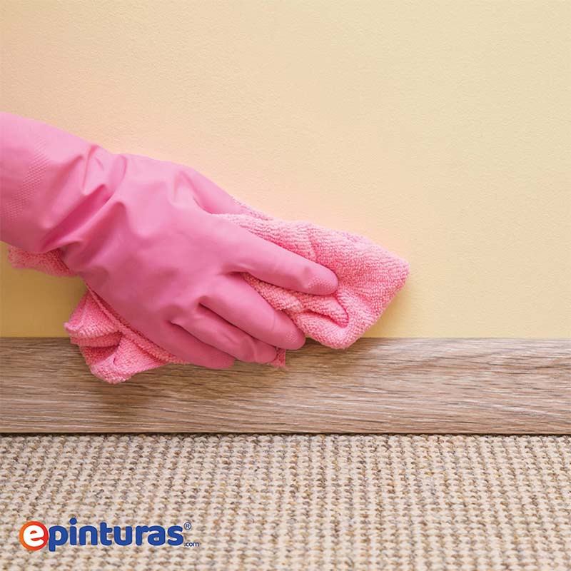 Mano-limpiando-pared-con-bayeta-pintura-lavable